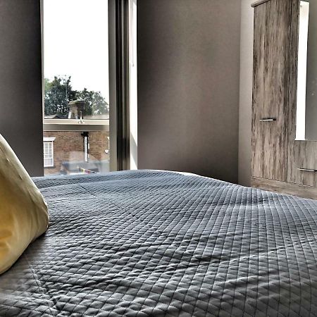 Luxury 2 Bed 2 Bath Apartment 18 Mins From Central London - Sleeps 6 Watford  Exterior photo
