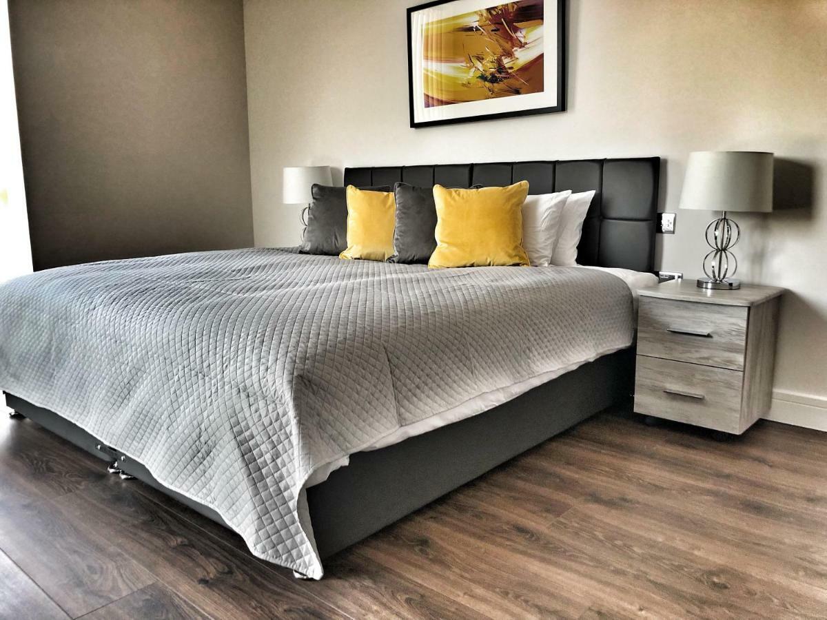 Luxury 2 Bed 2 Bath Apartment 18 Mins From Central London - Sleeps 6 Watford  Exterior photo