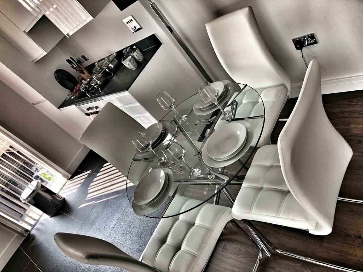 Luxury 2 Bed 2 Bath Apartment 18 Mins From Central London - Sleeps 6 Watford  Exterior photo